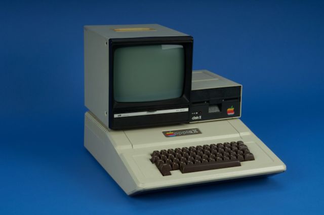 La familia de computadores Apple II fue la primera serie de microcomputadoras de producción masiva hecha por la empresa Apple Computer.-