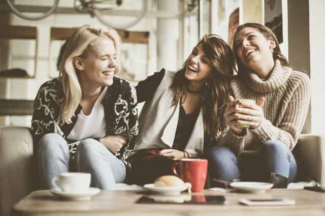 Sua simpatia e generosidade cativam as pessoas. Além disso, todos lembram que você não dispensa uma boa conversa cheia de risadas.