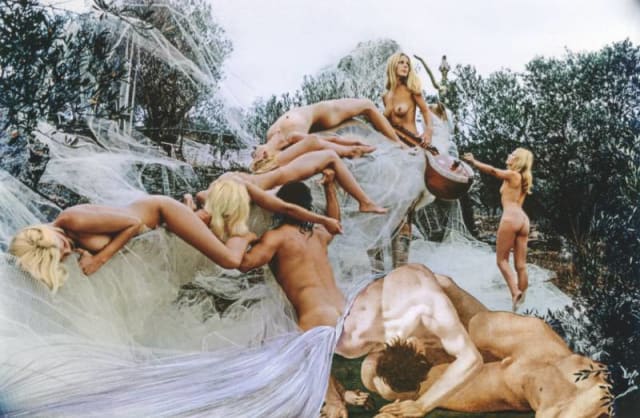 Su obra tuvo como inspiración la mitología griega, Dalí lo explicó así: “En la Antigua Grecia, no existía la introspección, no había Freud, no había cristianismo. Agregándole cajones, es posible mirar adentro de la Venus de Milo, dentro de su alma: Dalí crea una versión freudiana y cristiana de la civilización griega”.