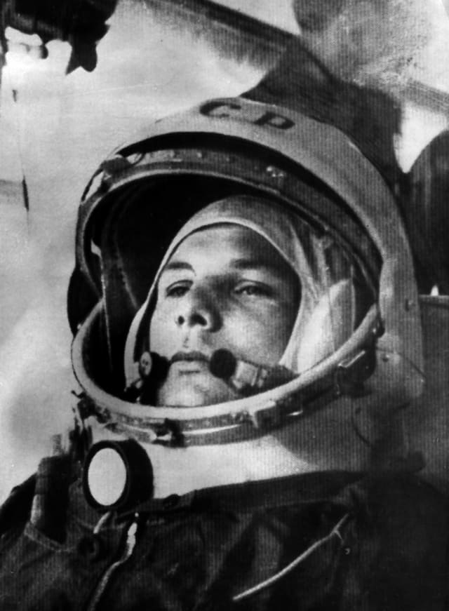 Por ser una persona valiosa, el programa espacial de la Unión Soviética decidió no volver a mandar a Gagarin a una misión, pues tenían miedo de que muriera. Sin embargo, murió en un accidente durante un entrenamiento de rutina, cuando por fin fue seleccionado para una nueva misión.