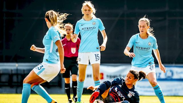 El Manchester City WFC tiene un entrenador dedicado como lo es Nick Cushing, al punto que dejó a su esposa en trabajo de parto para poder estar presente en la final de la Copa de Inglaterra. Nick fue nombrado en el 2013 como entrenador el equipo femenino, luego de haber estado 9 años dentro del club. Inició en las escuelas del cuadro citadino y luego pasó a ser parte del cuerpo técnico de la escuadra formado por los jugadores de la academia. Un entrenador bastante completo al tener un título en gestión y liderazgo, además de haber estudiado gestión empresarial y contabilidad. Sin duda un gran entrenador que ha logrado marcar tendencia en Europa.