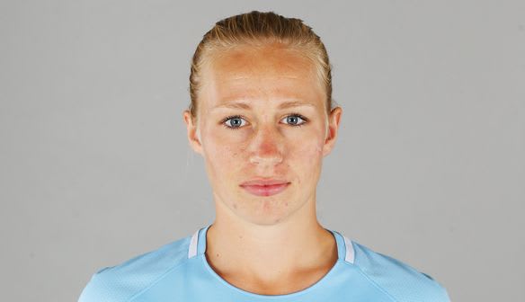 Los sueldos para la jugadoras en Inglaterra han mejorado. Pero eso no significa que estén en ideales condiciones para las deportistas. Los salarios van desde los 10,000 hasta los 35,000 Euros. Siendo así Steph Houghton la mejor pagada del equipo citadino con 20. 000 Euros anuales, sólo por contrato de club. Ese el sueldo de una de las mejores pagadas, en cambio Wayne Rooney gana 300. 000 Euros semanales. Un equipo que ha empezado hacer las cosas bien y hoy en día se ha puesto en la boca de todos. ¿El Manchester City WFC será el que dé la hora en el fútbol femenino en los próximos años?