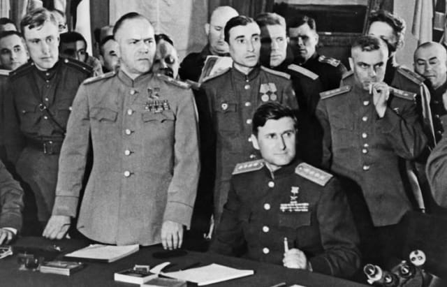 A Lei de Rendição Incondicional foi assinada nos arredores de Berlim, capital da Alemanha, em 8 de maio de 1945 às 22h43, horário local (9 de maio, às 12h43 em Moscou) pelo marechal-de-campo Wilhmen Keitel antes do comandante do Exército Vermelho, Gueorgui Zhúkov, e representantes das tropas aliadas.