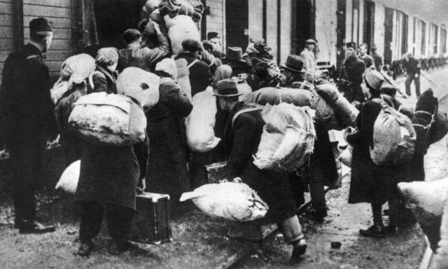 Em 22 de junho de 1941, Adolf Hitler iniciou a Operação Barbarossa para conquistar a União Soviética e dizimar a população.  Durante a operação, eles assassinaram milhões de judeus russos e quase 10 milhões de soldados do Exército Vermelho.