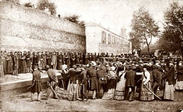 Si bien no hay cifras exactas, unos 20.000 y 50.000 parisinos murieron en aquellos días. Además, se calculan cerca de 40.000 arrestados y miles fueron deportados a campos inhóspitos en Nueva Caledonia. Los consejos de guerra señalaron 13.450 sentencias, entre ellos 157 mujeres y 80 niños. Thiers ordenó que se exhibieran sus cadáveres para dar una "lección" a los rebeldes.