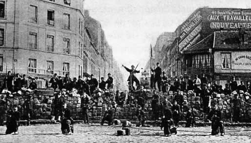 El 21 de mayo de 1871, unos 100.000 soldados de las tropas Versalles lideradas por Thiers invadieron la ciudad de París con el objetivo de poner fin al Gobierno del pueblo. La burguesía temía perder sus privilegios ante el avance del movimiento revolucionario.