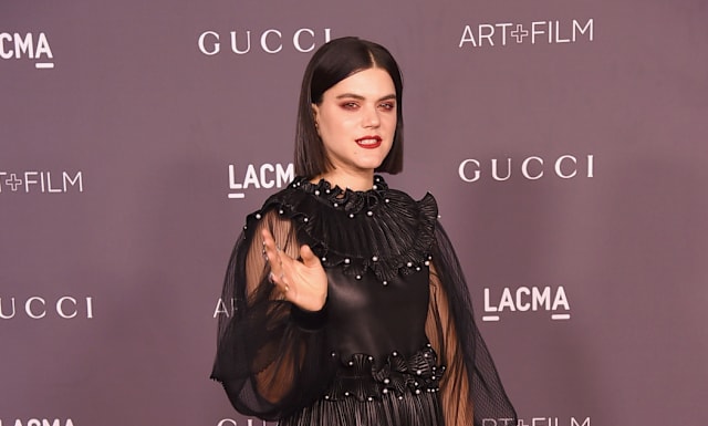 La cantante francesa Stéphanie Sokolinski, conocida por su corta relación con la actriz Kristen Stewart, es clara en cuanto a su orientación. “Siempre he sido abierta con mi sexualidad, lo que significa que no me importa el género”, dijo en una entrevista.