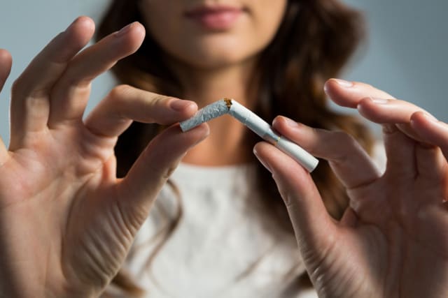 Fumar cigarrillo fomenta la caída de los senos, dejarlo, aumenta su tamaño