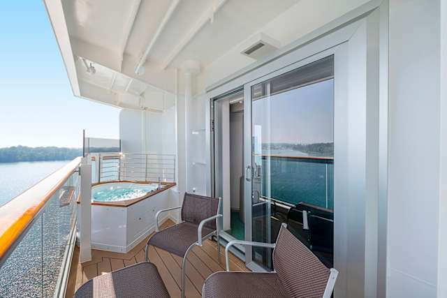Das 2.066 cabines do MSC Seaview, 70% têm varanda, como gosta o brasileiro. Mas há uma variedade de opções. As cabines modulares, que funcionam como quartos conjugados nos hotéis, são ideais para famílias. Há ainda as com hidromassagem na varanda. Para os passageiros do Yacht Clube, que podem usufruir de uma área exclusiva, a suíte royal tem, além da hidro, mesa de jantar e uma ampla varanda. Segundo a MSC, todas foram projetadas pensando nas necessidades e nos diferentes perfis de quem está a bordo – a nossa tinha terraço e varanda com vista para o mar. Os banheiros, no entanto, ainda são pequenos. Quem é mais alto (este repórter mede 1,83m) pode enfrentar problemas para “se encaixar” no chuveiro. As camas, por sua vez, são confortáveis e proporcionam uma excelente e profunda noite de sono, auxiliadas pelo doce balanço do mar.