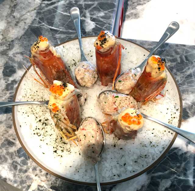 Sabe aquela comida bonitinha e refinada dos realities shows de gastronomia? Ela também está a bordo. A empresa traz ao País dois chefs de peso: o espanhol Ramón Freixa e o pan-asiático Roy Yamaguchi. Freixa tem como ponto forte a comida mediterrânea (peixes e frutos do mar). Provamos suas tradicionais e deliciosas tapas espanholas no Ocean Kay, servidas com espumante francês – combinação perfeita para um dia à beira da piscina. Já Yamaguchi tem como referência a culinária do Japão e do Havaí, e nos serviu sashimi de peixe branco com creme de abacate, molho agridoce e pimenta. Quem é fã da cozinha oriental já tem lugar certo no navio, o Asian Market Kitchen. Vale lembrar que as refeições dos dois restaurantes são vendidas à parte. O pacote de três noites para degustar a comida de Yamaguchi custa R$ 224 por pessoa. Já o festival de frutos do mar de Freixa sai por R$ 137 (também por pessoa). Os valores são válidos apenas para vendas antecipadas. A bordo, o preço sofre alterações. Ao todo, são 11 restaurantes, seis de especialidades (pagos à parte). Se não quiser desembolsar nada a mais, há outras cinco opções, incluindo dois bufês que funcionam mais de 20 horas por dia. Carnes, peixes, frutos do mar, massas, saladas e sobremesas incrementam o menu. Muitos itens serão adaptados ao paladar nacional: pão de queijo, brigadeiro e quindim já têm presença garantida.Referência quando o assunto é doces, a Venchi terá um Chocolate Bar, destinado apenas a bebidas (quentes e frias, com valores cobrados à parte, ainda não definidos). Provamos o instigante Bubbles and Chocolate, preparado pelo chef brasileiro Luís Vilela. A bebida mistura chococaviar (uma espécie de minigranulado de chocolate) com prosecco. As bolhas transportam o chococaviar para cima e para baixo, e o sabor é delicioso. Vilela, por sinal, é responsável por toda a parte de doces e panificação do MSC Seaview. Difícil mesmo é ter controle emocional diante de tantas gostosuras disponíveis. Ao todo, são 19 bares e lounges.