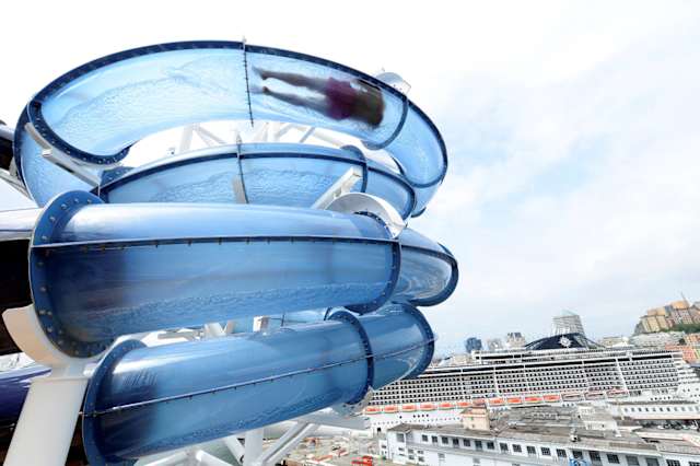 Não só de piscinas vive o entretenimento aquático do MSC Seaview. O navio conta com um parque aquático e um total de cinco tobogãs. Um deles, com 112 metros de comprimento, tem música e luzes para deixar tudo mais animado, e você pode optar entre descê-lo sozinho ou em dupla. Há ainda dois irresistíveis toboáguas transparentes, cujo visual faz qualquer um perder o medo de deslizar por eles. Dali, se tem uma das mais belas vistas da embarcação. Por falar em vista, a tirolesa em alto-mar é outra área pela qual vale a pena se aventurar. Sabe aquele friozinho na barriga que só quantidades exorbitantes de adrenalina são capazes de proporcionar? Pois bem, foi isso que senti ali. Instalada no último deque, oferece 105 metros de contemplação, do ponto mais alto do navio até a popa. Quem se arrisca na tirolesa do Seaview – a maior já vista em alto-mar – chega a passar por cima de uma das piscinas da parte externa. E o melhor: sem nenhum gasto extra.