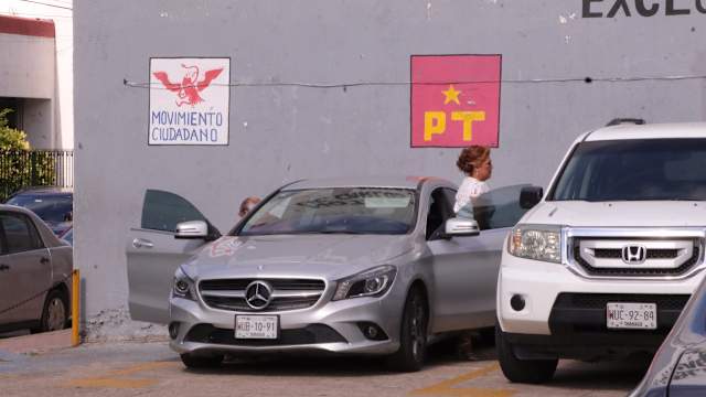 La diputada de Morena por Cárdenas, Maria Esther Zapata, estacionó su flamante Mercedes Benz en el espacio que tenÃa el PT.