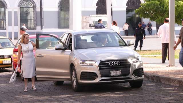 Una de las que llegaron puntuales al Congreso fue la priÃsta Minerva Santos a bordo de su camioneta Audi.