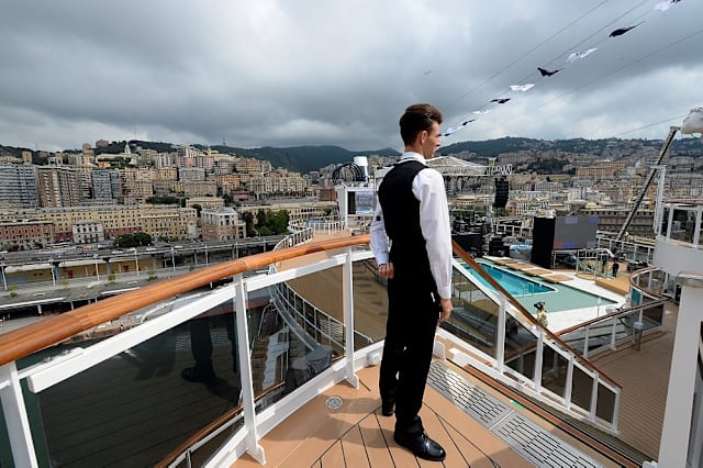 As travessias, ou cruzeiros transatlânticos, são as viagens nas quais os navios “transferem” a temporada de lugar. Assim, entre outubro e novembro, eles saem da Europa rumo ao Caribe e à América do Sul e, entre março e abril, retornam ao Velho Continente e à América do Norte. Nessas rotas, que duram pelo menos duas semanas, as embarcações funcionam a pleno vapor, oferecendo uma viagem com os mesmos serviços dos cruzeiros tradicionais. Ou seja, na vinda ao Brasil ou na volta à Europa, refeições em diferentes restaurantes, entretenimento a bordo, piscinas, academia, spa, cabeleireiro e parada em diversos portos estão garantidos. Viajantes mais agitados, porém, podem não se encaixar nesse tipo de passeio, já que, ao longo de cinco noites ou mais, a navegação é contínua. Por outro lado, mesmo com muitos dias a bordo – e porque a embarcação precisa gerar receita numa viagem que, independentemente do número de passageiros, tem de ser realizada –, o custo-benefício de uma travessia é bem interessante. Roteiros. O Fascinosa, um dos dois navios trazidos pela Costa para a temporada 2018/2019, cobra a partir de R$ 609 por um cruzeiro de 15 noites, que deixa Savona (Itália) em 25 de novembro com destino ao Rio de Janeiro. A rota de retorno, também entre Rio e Savona, é igualmente cumprida em 15 noites, e custa desde R$ 2.049. Embarque em 16 de março de 2019. A bordo do Costa Favolosa , a outra embarcação da companhia que navegará pelo Brasil neste verão, a travessia se inicia em Savona, em 21 de novembro, e termina em Santos 19 noites depois. Sai por a partir de R$ 1.359. Na volta, parte de Santos com destino a Savona, em 27 de março. A viagem também dura 19 noites e custa desde R$ 1.849. Os três transatlânticos da MSC que participam da temporada também oferecem a modalidade. O primeiro a cruzar o oceano rumo ao Brasil é o MSC Fantasia . Ele zarpa de Gênova (Itália) em 4 de novembro, chegando a Santos após 20 noites – o valor do roteiro começa em R$ 2.429. Em 15 de março de 2019, sai do Rio de Janeiro com destino a Gênova, numa viagem de 18 noites, cujo preço inicial é de R$ 1.879. Já o MSC Poesia parte de Marselha (França) em 12 de novembro e leva 20 noites para alcançar Santos – preços a partir de R$ 2.069. Ao fim da temporada, dirige-se do porto santista para zarpar em 31 de março para Warnemunde/Berlim (Alemanha). A parte marítima custa desde R$ 2.079 e dura 19 noites. O estreante MSC Seaview virá de Gênova em 18 de novembro para, 18 noites depois, atracar em Santos – sai por a partir de R$ 5.119. O retorno à Europa também começa em Santos, em 30 de março, e termina após 14 noites em Barcelona (Espanha). O preço inicial é de R$ 4.569. Única embarcação que a Pullmantur traz ao Brasil neste verão, o Soberano tem um cruzeiro transatlântico de vinda para o Brasil (a CVC, que comercializa 90% das cabines do navio, não tem mais disponibilidade de pacotes) e outro de retorno à Europa. Na travessia rumo ao Velho Continente, feita em 14 noites, ele zarpa de Salvador em 12 de março com destino a Barcelona. Custa a partir de R$ 5.102 no sistema all-inclusive, com bebidas alcoólicas, taxas e gorjetas. Nesse itinerário, a CVC está com uma promoção em que oferece aéreo grátis para o passageiro voltar da Europa. A passagem de avião, aliás, é um "detalhe" que precisa ser somado aos custos da viagem, uma vez que, reservando uma travessia, é preciso adquirir um trecho aéreo para chegar ou retornar do continente europeu.Exceto no Soberano, todos os preços são por pessoa em cabine interna dupla, não incluem taxas e estão sujeitos à alteração.