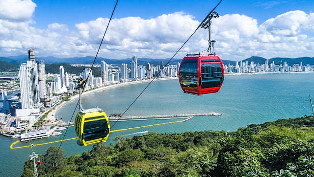 Vai embarcar em um navio pela primeira vez e está receoso se gostará desse tipo de viagem? Tem poucos dias de férias? Com roteiros de curta duração – de duas a quatro noites –, a opção é perfeita para estreantes e para um breve descanso, já que combina uma série de serviços a bordo com pelo menos duas paradas em praias como Búzios, Ilhabela e Balneário Camboriú. Esta temporada terá 38 opções de minicruzeiros: 18 a bordo do Soberano (com embarques no Rio e em São Paulo), 8 no Costa Favolosa e 12 operados pela MSC (9 no Seaview e 3 no Fantasia ). O Soberano oferece roteiros de quatro, três e duas noites. A saída de 10 de dezembro, de Santos, tem paradas no Rio e em Búzios; a partir de R$ 1.975 no sistema all-inclusive. Da dupla de transatlânticos trazidos pela Costa, o Favolosa , que sempre zarpa e retorna a Santos, ficou responsável pelos minicruzeiros. A rota com escala em Balneário Camboriú e Angra dos Reis custa desde R$ 1.569. Embarque em 23 de março de 2019.E dentre as três embarcações da MSC, apenas a Fascinosa não fará viagens curtas. A primeira opção de quatro noites do Fantasia começa em Santos no dia 27 de novembro, visitando Balneário Camboriú e Portobelo e voltando a Santos. O preço começa em R$ 1.499. Entre as saídas pocket do Seaview está a que parte e retorna a Santos, com paradas em Búzios e Ilha Grande/Angra dos Reis, com saída de estreia em 11 de dezembro. O valor inicial é de R$ 2.459. Todos os preços são por pessoa em cabine interna dupla, não incluem taxas (exceto a bordo do Soberano) e estão sujeitos à alteração.