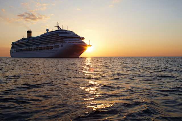 Cruzeiros realizados em datas comemorativas aguardam os viajantes com uma série de adicionais. No Natal, os navios ganham decoração caprichada, o Papai Noel visita a embarcação, o jantar do dia 24 é ainda mais especial e, de quebra, há como encontrar tarifas convidativas. Uma das opções é a viagem a bordo do Soberano , que começa em 22 de dezembro e dura sete noites. Com embarque e desembarque em Santos e passagem por Rio de Janeiro, Búzios e Balneário Camboriú, custa a partir de R$ 1.820.Além de oferecerem ceia e festa temática para celebrar a chegada de 2019, a maioria dos transatlânticos que opera no réveillon estará atracada no Rio de Janeiro, para que todos curtam a queima de fogos de Copacabana desde o mar. É o caso do MSC Seaview , que em 29 de dezembro parte de Santos (para onde volta após sete noites) e segue para Ilhabela e Búzios, ancorando no Rio no dia 31. Na sequência, ainda segue para Salvador, zarpando dali só na tarde seguinte. O preço começa em R$ 8.129. A noite da virada também é celebrada em Copacabana no roteiro de nove noites do Costa Fascinosa , com início no Rio justamente em 31 de dezembro, seguindo depois para Ilhabela, Montevidéu, Buenos Aires e Angra dos Reis, de onde regressa ao Rio. Sai por a partir de R$ 5.649.No carnaval, será possível curtir dois dias de folia em Salvador no roteiro do MSC Fantasia – pode ser vantagem para os foliões, já que a hospedagem e o aéreo são caríssimos nessa época. O cruzeiro de sete noites tem embarque no Rio em 2 de março e visita, além da capital baiana, Ilha Grande e Búzios. O preço mínimo é de R$ 2.199. Os valores são por pessoa em cabine interna dupla, não incluem taxas (exceto a bordo do Soberano) e estão sujeitos à alteração.