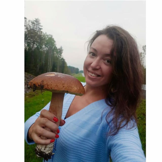 Фото galina.ko4etkova "И несмотря на всю ужасность человека на фото,этот грибочек заслужил отдельный кадр😂😂Однозначно,это мой самый гигантский белый; при чем это даже не поход в лес,это " выйдем из машины на минуточку,посмотрим чё тут есть"-и так всю Карелию" #карелия #грибы #моязолотаяосень #дикаяприрода #mushrooms #nature #amazing #ilikeit 