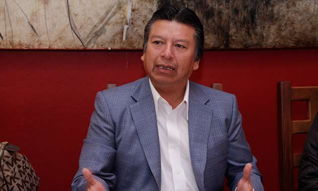 Durante 1996 y 1999 fue el director del bachillerato general “José María Lafragua” turno matutino y fundador del turno vespertino, en la capital poblana. Fue secretario de organización del Comité Ejecutivo Estatal (CEE) del PRD. De 2009 al 2012 fungió como secretario general del CEE y del 2012 al 2015 fue el presidente del Fondo Sindical de Defunción y Jubilación.