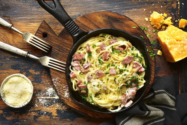 El  espagueti  (un tipo de pasta italiana) a la  carbonara .  