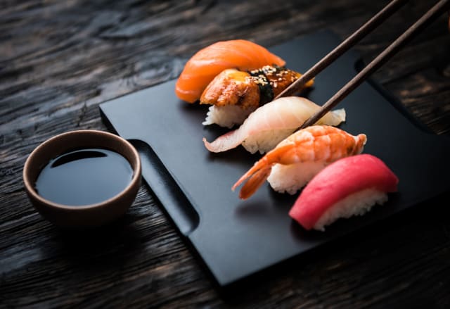 El  sushi  se ha convertido en un bocado recurrente, siendo la variación  nigiri  una de las más populares.  