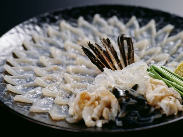 La preparación del  Pez Fugu  está permitida solo por chefs especialmente capacitados. 