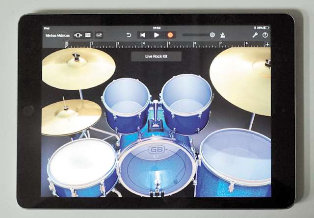 Aplicativos de computador ou mesmo para tablets (foto) possibilitam que mesmo quem não tem a mínima noção de teoria musical possa criar uma música e compartilhar ela com todo o mundo 