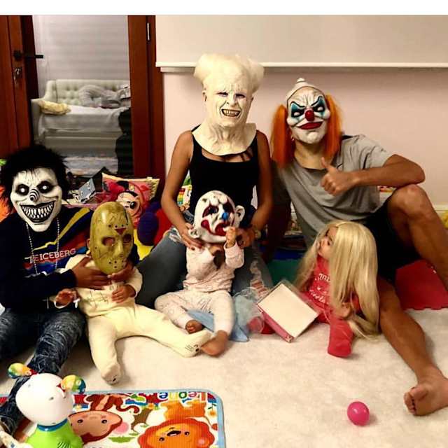 Junto a su familia el mediático futbolista mostró que al momento de celebrar Halloween le gusta hacerlo provocando miedo.