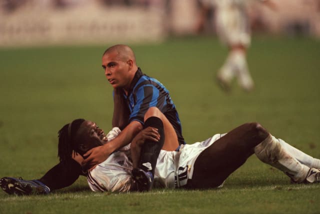 Depois de passar com brilho por PSV e Barcelona, Ronaldo Fenômeno só estreou na competição com a camisa da Inter de Milão em setembro de 1998, às vésperas de completar 22 anos. Entretanto, ele não teve grandes motivos para comemorar e viu o Real levar a melhor por 2 a 0, gols de Hierro e Seedorf.