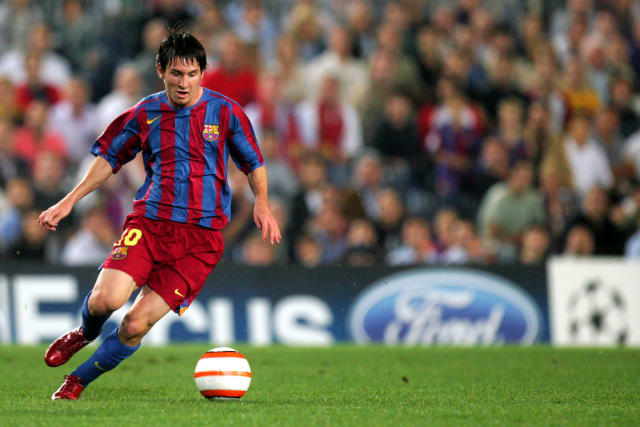 Messi foi a campo para um jogo da Champions pela primeira vez pouco mais de um ano depois, em dezembro de 2004, aos 17 anos ainda. Assim como o português,  estreou com derrota: 2 a 0 para o Shakhtar Donetsk, com direito a pênalti perdido por Iniesta nos minutos finais. 