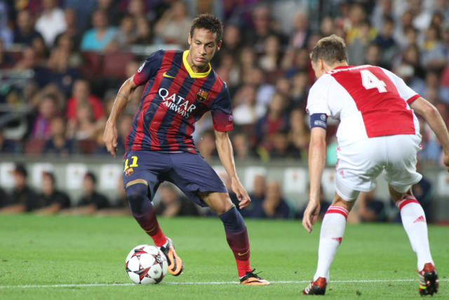 Neymar estreou em grande estilo com a goleada por 4 a 0 sobre o Ajax, no Camp Nou, em setembro de 2013, aos 21 anos. Na ocasião, viu Messi anotar um hat-trick e deu uma assistência para Piqué completar o placar.