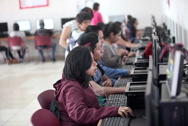 Cuando gobernó Tlalpan, Sheinbaum creó ciberescuelas, donde jóvenes y adultos tenían la oportunidad de concluir estudios de primaria, secundaria y bachillerato, de forma gratuita, con docentes capacitados, horarios flexibles e infraestructura digital.