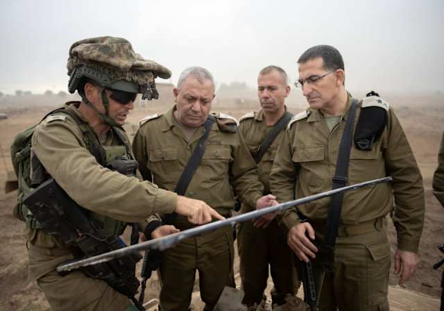 Malgré les menaces constantes de ses ennemis le long des frontières nord et sud, le médiateur de l'armée israélienne, Yitzhak Brick, s'est inquiété des faiblesses éventuelles de l'état de préparation militaire d'Israël. Selon Brick, qui est sur le point de démissionner après 10 ans au poste d’ombudsman de la FDI, l’armée est dans un état désastreux et n’est pas entièrement préparée en cas d’éclatement de la guerre. En juin, il a averti que le plan Gédéon, qui a duré cinq ans, avait entraîné des milliers de soldats en carrière dans le massacre de l'armée. Il était extrêmement critique à l'égard de l'entraînement des FDI et de l'état des armes utilisées par les forces terrestres. Brick a également mis en garde contre le déséquilibre existant entre les effectifs restants après les compressions et l'augmentation des tâches, ce qui non seulement fait peser une "lourde charge" sur le personnel restant,