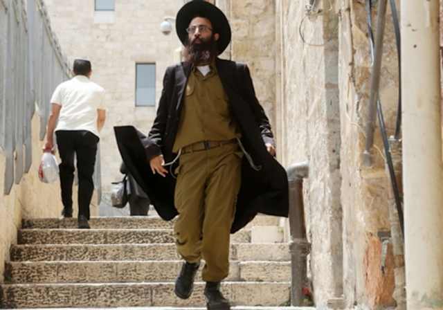 Le projet de loi en question, auquel Kochavi devra faire face, fixe des objectifs chaque année au cours de la prochaine décennie pour l’enrôlement dans les FDI ou le service civil national d’hommes de la communauté haredi. Le projet de loi, qui sanctionnera les yeshivas si les objectifs ne sont pas atteints, est en préparation depuis plusieurs années et a suscité des inquiétudes chez tous les religieux de l'État juif. Les réformes adoptées à la Knesset en 2014, qui visaient à accroître progressivement Le recrutement orthodoxe a suscité une vive opposition de la part de nombreux membres de cette communauté. Néanmoins, selon les données publiées par l'armée l'année dernière, il y aurait environ 5 000 hommes ultra-orthodoxes dans les FDI. Si le projet de loi est adopté, l'âge d'exemption pour les hommes haredi augmentera jusqu'à l'âge de 28 ans, donner aux hommes haredi le temps de se marier avant de rejoindre l’armée et d’augmenter considérablement le nombre de haredim.Avec plus de haredim dans l’armée, non seulement il faudra créer plus de pistes et ouvrir plus de compagnies de combat pour les soldats, mais les tensions religieuses déjà apparentes dans l'armée peuvent augmenter. Kochavi devra marcher sur la corde raide entre la nécessité de disposer d'une armée puissante et celle qui respecte les souhaits de la communauté haredi et des communautés non religieuses.