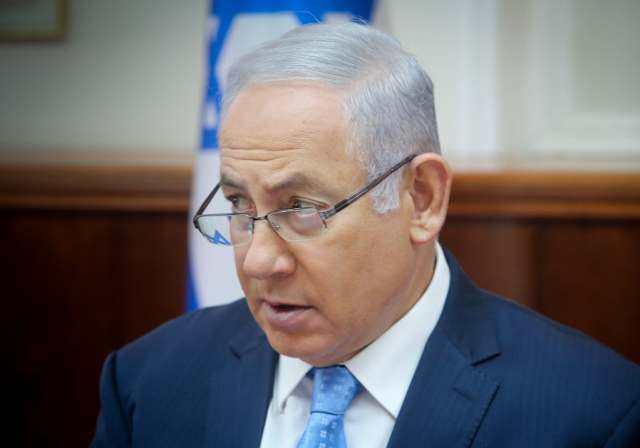 Bien qu’il ait été nommé dimanche au poste de chef d’état-major des FDI, M. Kochavi n’a pas été choisi en premier par le Premier ministre Benjamin Netanyahu, actuellement ministre par intérim de la Défense. Selon la rumeur, Netanyahu aurait préféré le major-général. Eyal Zamir, qui occupait le poste de haut responsable, a grondé le ministre de la Défense d'alors, Avigdor Liberman, quand il a été informé que Kochavi serait recommandé pour ce rôle. Alors que Netanyahu menaçait de ne pas présenter la recommandation de Kochavi au cabinet, le bureau du Premier ministre a félicité Kochavi quelques heures après que Liberman eut annoncé cette annonce.