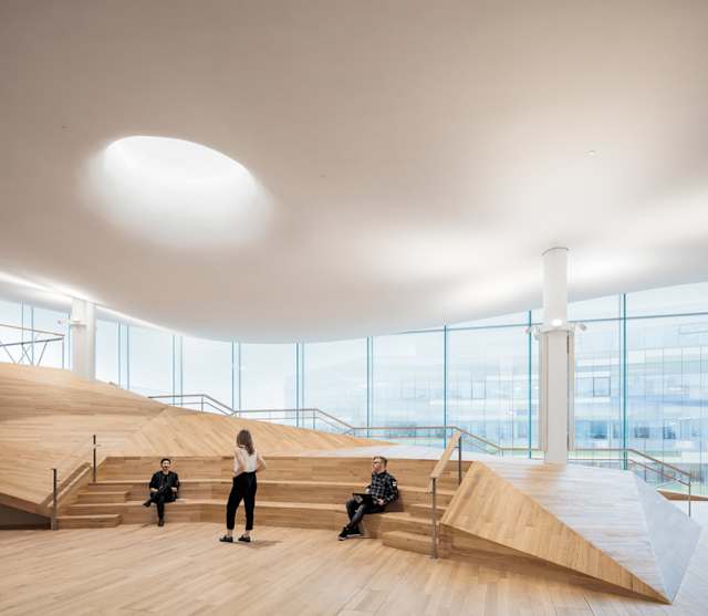 La biblioteca fue diseñada por el despacho finlandés de ALA Architects, quienes ganaron un concurso en el que se recibieron más de 500 propuestas.-