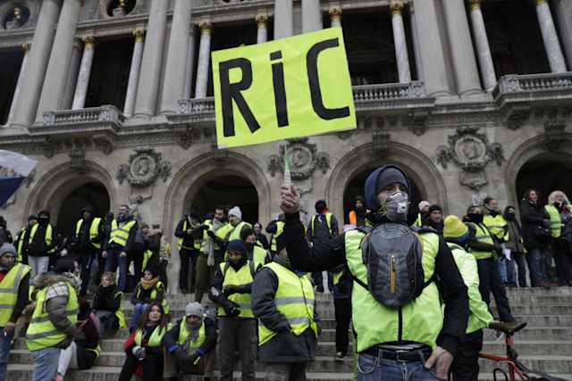 Les Gilets Jaunes à Laéroport De Nantes Et En Divers