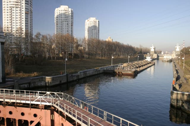 Canal Moscova-Volga en la ciudad de Moscú 