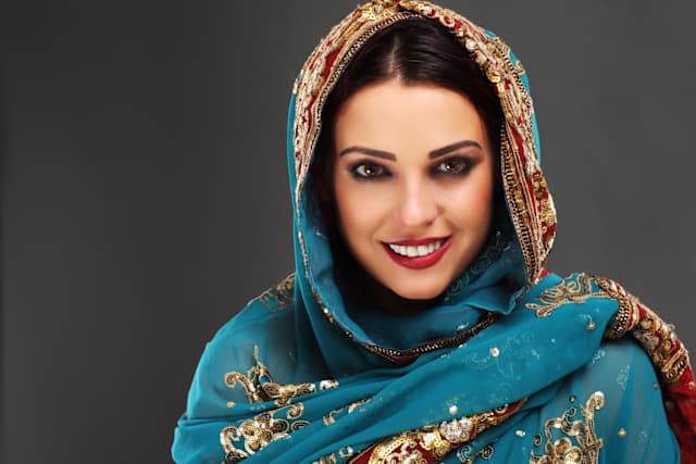 إيران من اكثر البلدان التي تجرى نسائها عمليات تجميل بالأنف. فجمال الأنف من أهم ما يهتم به النساء الإيرانيات. ويحرصون على رسم خطوط الوجه الصحيحة فيهتمون برسمة الحاجب و كحل العين.