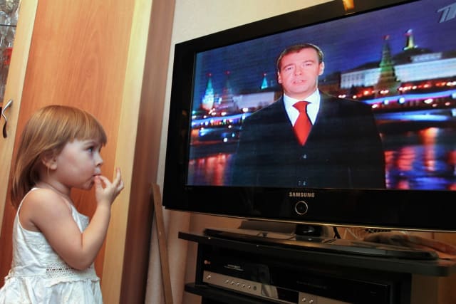 Una niña rusa durante el discurso de Año Nuevo de 2009 del expresidente, Dmitri Medvédev 