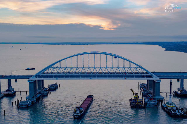El presidente de Rusia, Vladímir Putin, inauguró el 15 de mayo el puente sobre el estrecho de Kerch, que une Crimea con la parte continental del país.