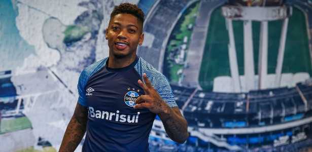Marinho foi contratado pelo Grêmio na metade da temporada por R$ 8 milhões, mas apesar da alta expectativa, o atacante não conseguiu agradar e terminou o ano com 16 jogos e um gol. Recentemente se envolveu em uma polêmica ao dizer que iria para o Flamengo "na hora".