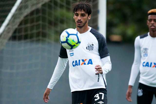 O meia costarriquenho desembarcou no Santos após a disputa da Copa do Mundo na Rússia e a expectativa era grande, tanto que lhe foi cogitado a entrega da camisa 10. Apesar disso, o jogador termina o ano em baixa, como reserva e apenas 13 jogos disputados - e nenhum gol marcado.