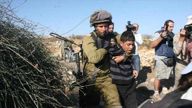 Segn un informe de Defence for Children International - Palestine (DCIP), al menos 56 nios fueron asesinados por (Israel) en 2018; vctimas de francotiradores, drones y fuerzas de seguridad de la potencia ocupante. La cifra representa en promedio un asesinato por semana.El informe adems registra 120 casos de nios detenidos por las fuerzas israeles en Cisjordania, que sufrieron abusos a manos de las fuerzas de seguridad.