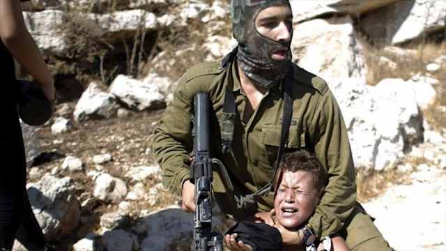 (Israel) ha asesinado a ms de 3.000 nios desde el inicio de la Segunda Intifada en el 2000, hasta abril de 2017, de acuerdo a cifras del Ministerio de Informacin Palestino.Adems, han herido a ms de 13.000, detenido a 12.000 y alrededor de 300 se encuentran en sus crceles.