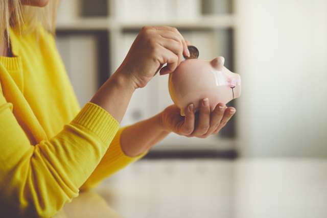 ¿Sueñas con hacer un viaje, comprar la casa o el auto de tus sueños? Esos sueños no se harán realidad solos. Comienza a ahorrar de poco en poco y no sucumbas a la tentación de utilizar ese dinero. Verás que con el tiempo, tus ahorros te servirán para cumplir tus metas y también para salir de alguna circunstancia inesperada.