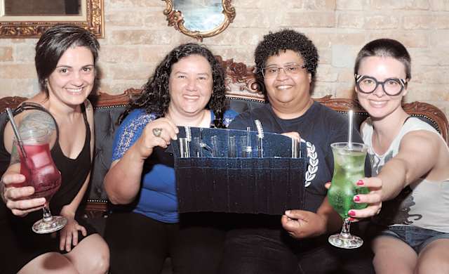 No Von Teese Bar, em Porto Alegre, as proprietárias Diovana (E) e Carolina (D) adotaram o canudo de inox bem antes de a legislação ser aprovada. As fabricantes do produto, Caren e Nilvia, apostam na conscientização para substituir o plástico por itens de inox, vidro ou papel 