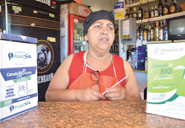 Os proprietários de quiosques da praia de Imbé, como Conceição e Glair, aprovam a nova legislação,mesmo tendo que comprar canudos mais caros