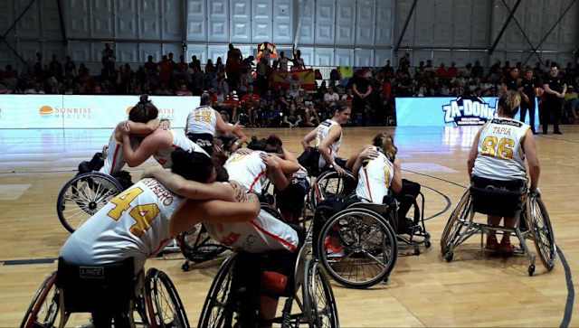 La selección femenina de baloncesto celebra el pase a cuartos en el Mundial de Hamburgo en 2018. FOTO: Antonio Moros