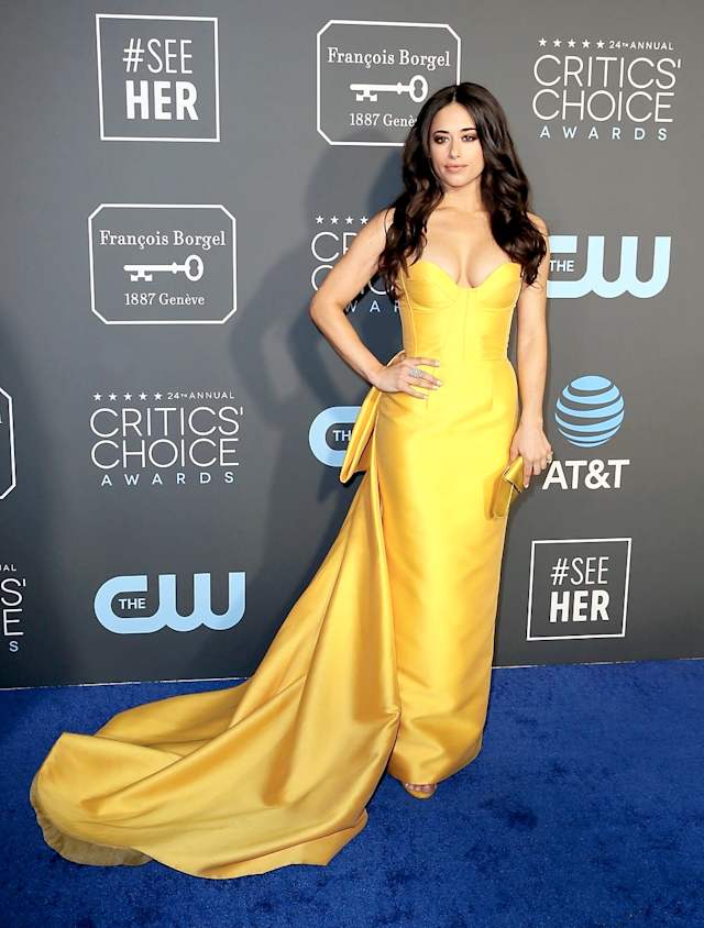 Con un vestido entallado amarillo, la actriz Jeanine Mason pasó por la alfombra roja de los Critics' Choice Awards.