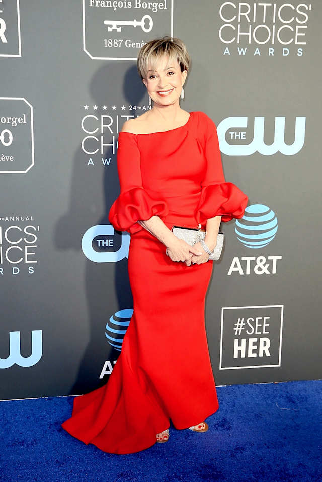 La actriz Annie Potts utilizó un vestido rojo con mangas englobadas.